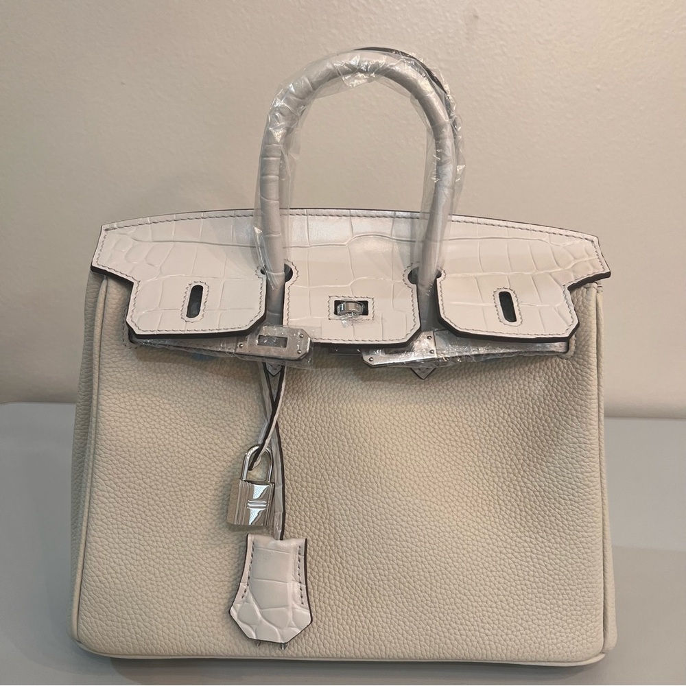 25 cm genuine Togo leather with an embossed crocodile print.